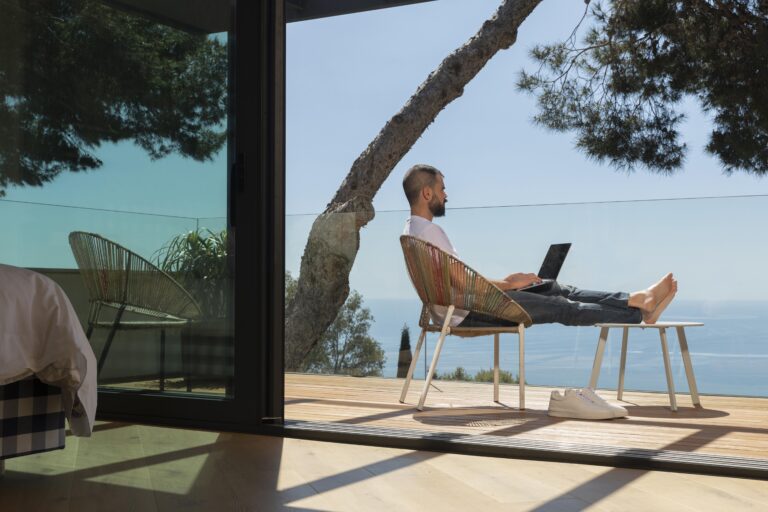 How to Design a Work-from-Anywhere Routine Without Burning Out