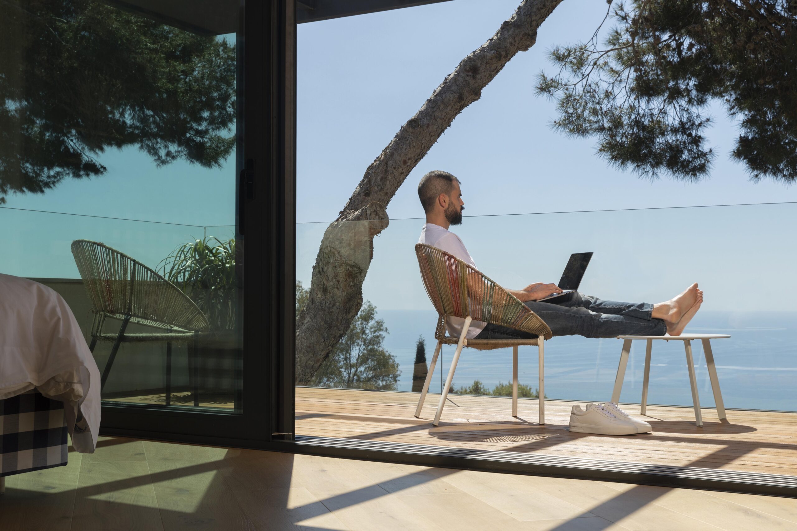 How to Design a Work-from-Anywhere Routine Without Burning Out