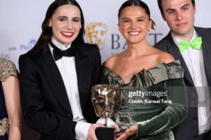 lizzie Davidson wins award at bafta 2024 for the best scripted comedy tv serial