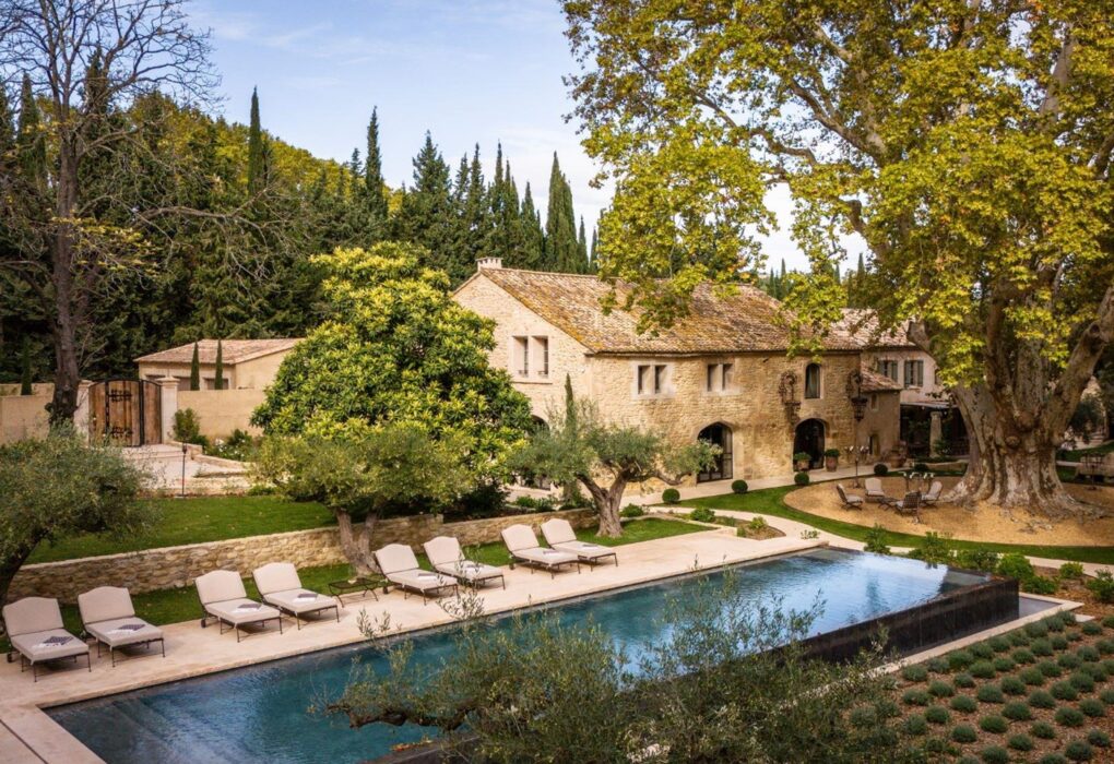 A stunning luxury villa in Provence from Le Collectionist, featuring a private pool and sun loungers overlooking the Luberon valley.