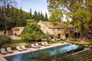 A stunning luxury villa in Provence from Le Collectionist, featuring a private pool and sun loungers overlooking the Luberon valley.