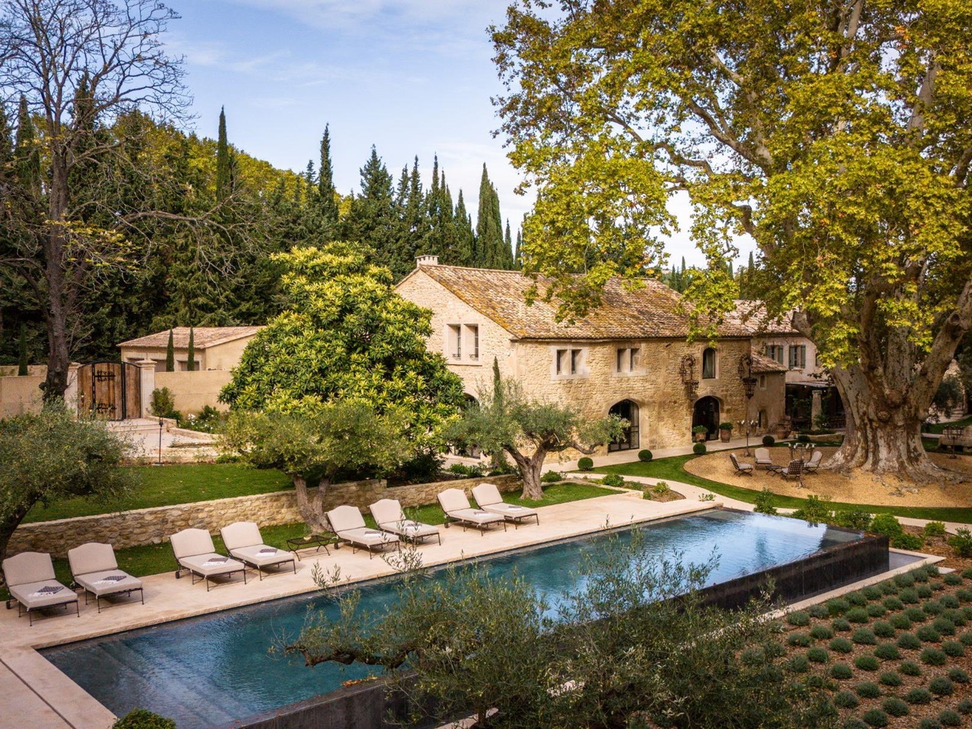 A stunning luxury villa in Provence from Le Collectionist, featuring a private pool and sun loungers overlooking the Luberon valley.